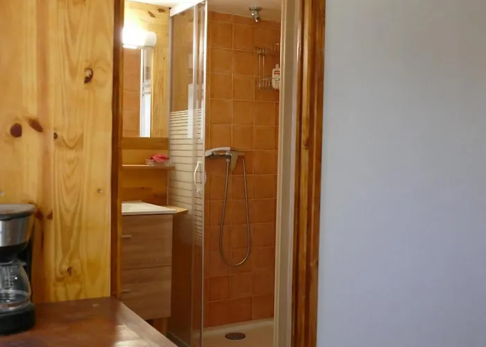 Les Bois Rouges לינה וארוחת בוקר 3*