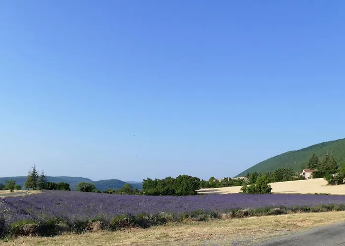 Les Bois Rouges לינה וארוחת בוקר 3*